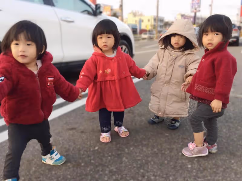 一次懷4胎!醫生搖頭「選2個拿掉」媽堅持全生,產後生活曝光「忙翻天卻笑容滿面」:最感謝老公