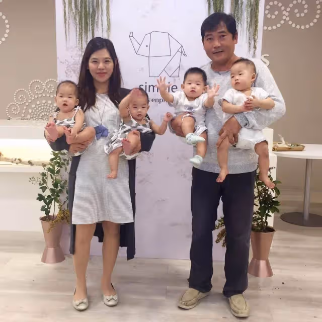一次懷4胎!醫生搖頭「選2個拿掉」媽堅持全生,產後生活曝光「忙翻天卻笑容滿面」:最感謝老公