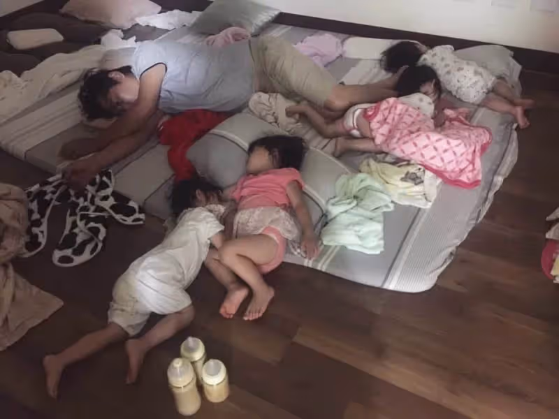 一次懷4胎!醫生搖頭「選2個拿掉」媽堅持全生,產後生活曝光「忙翻天卻笑容滿面」:最感謝老公