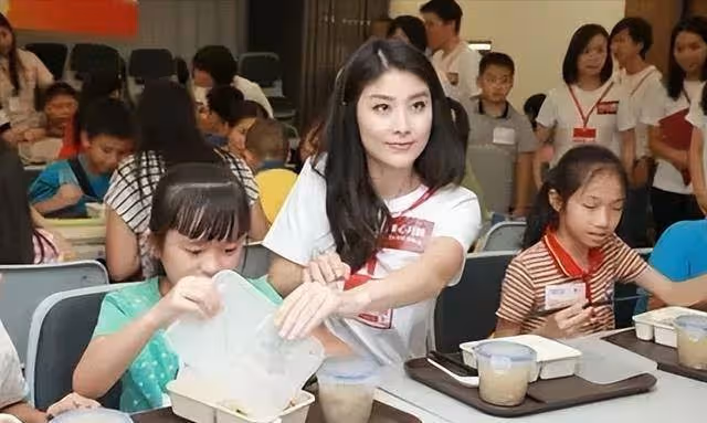 陳慧琳現身小餐館，和陌生人拼桌絲毫不怕，捐50多所學校從不張揚，網贊：低調行善好榜樣