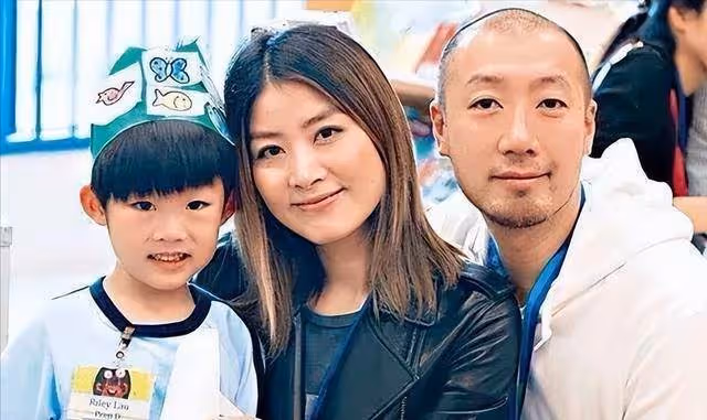陳慧琳現身小餐館，和陌生人拼桌絲毫不怕，捐50多所學校從不張揚，網贊：低調行善好榜樣