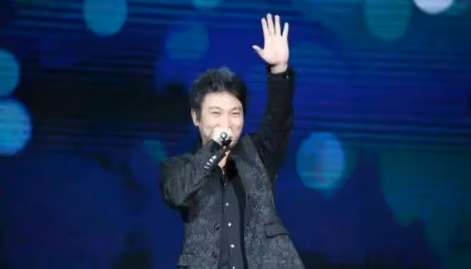 僅憑一首歌紅遍全國,演出時被伴舞連砍三刀毀容,如今身價上億!