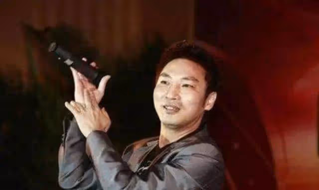 僅憑一首歌紅遍全國,演出時被伴舞連砍三刀毀容,如今身價上億!