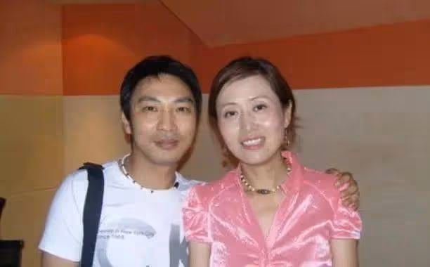 僅憑一首歌紅遍全國，演出時被伴舞連砍三刀毀容，如今身價上億！