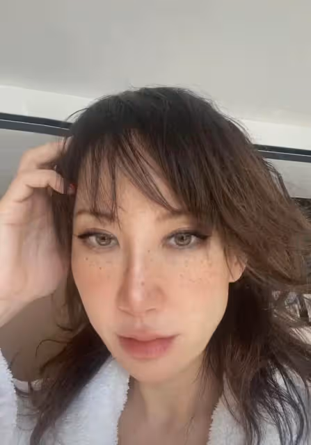 李玟分享休假日常!睡到下午起床,頭髮淩亂似雞窩也不打理,手摸頭髮略顯嬌憨:素顏出鏡不似48歲