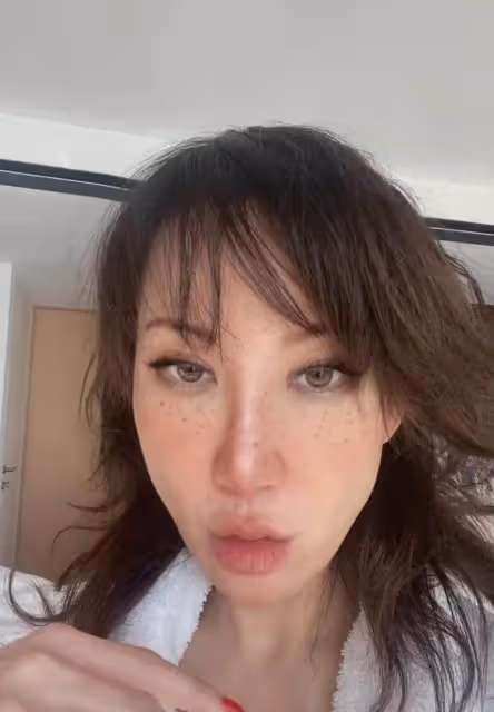李玟分享休假日常!睡到下午起床,頭髮淩亂似雞窩也不打理,手摸頭髮略顯嬌憨:素顏出鏡不似48歲