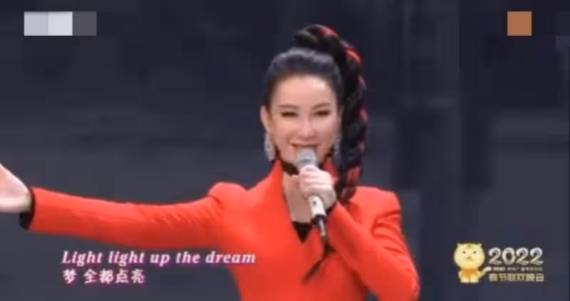 李玟分享休假日常!睡到下午起床,頭髮淩亂似雞窩也不打理,手摸頭髮略顯嬌憨:素顏出鏡不似48歲