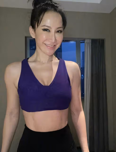 李玟分享休假日常!睡到下午起床,頭髮淩亂似雞窩也不打理,手摸頭髮略顯嬌憨:素顏出鏡不似48歲