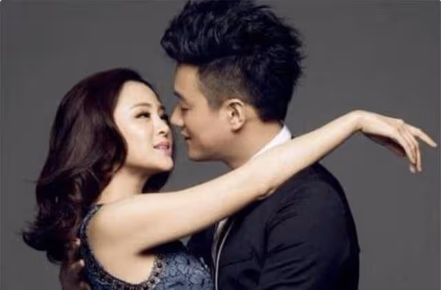 出道21年對大學老師一見鍾情,結婚12後,如今兩個女兒都是高級臉