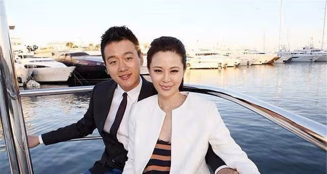 出道21年對大學老師一見鍾情，結婚12後，如今兩個女兒都是高級臉