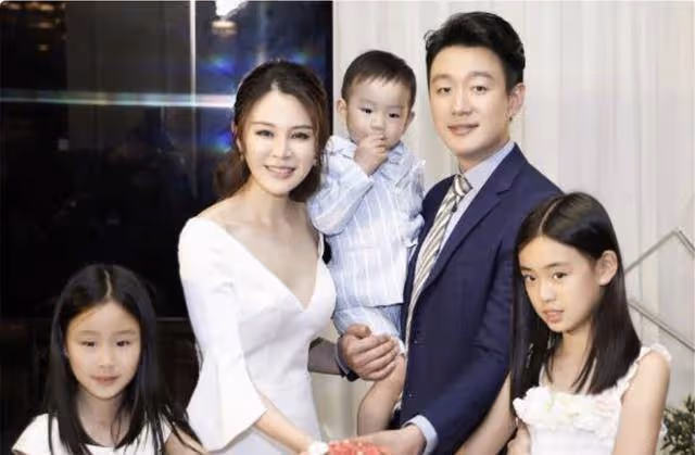 出道21年對大學老師一見鍾情，結婚12後，如今兩個女兒都是高級臉