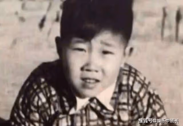 「歪嘴醜男」杜旭東，年輕時帥到逆天，和妻子相愛30年零緋聞