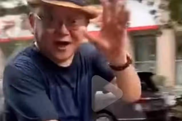 72歲王剛騎共享單車出行，豪車太多開膩了，體驗「地氣」心情愉悅