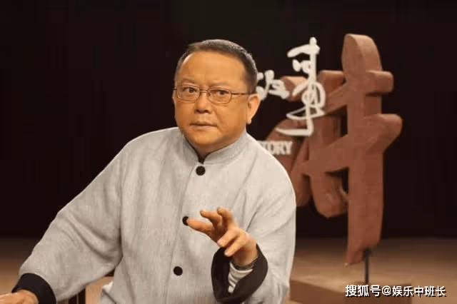 72歲王剛騎共享單車出行，豪車太多開膩了，體驗「地氣」心情愉悅