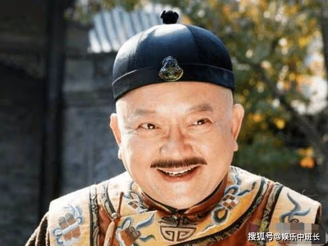 72歲王剛騎共享單車出行，豪車太多開膩了，體驗「地氣」心情愉悅
