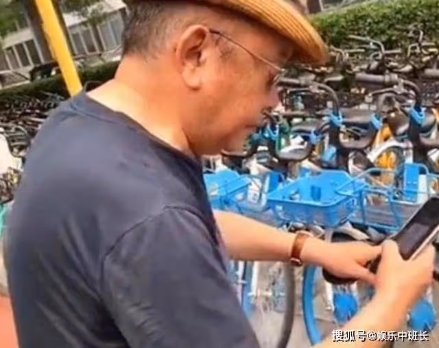 72歲王剛騎共享單車出行，豪車太多開膩了，體驗「地氣」心情愉悅