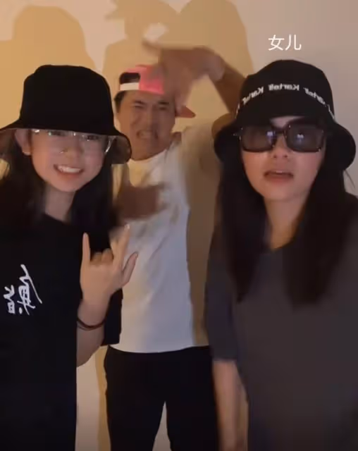 淳于珊珊近況曝光!娶新加坡美女生4娃太幸福,24歲女兒美貌出眾