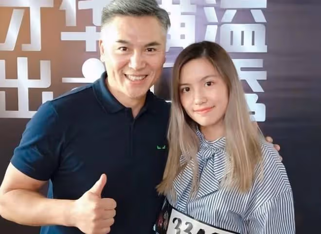 淳于珊珊近況曝光!娶新加坡美女生4娃太幸福,24歲女兒美貌出眾
