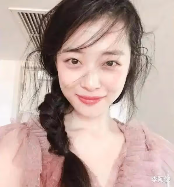 又一個女孩在暗中求救?她詭異的畫風到底預示著什麼?