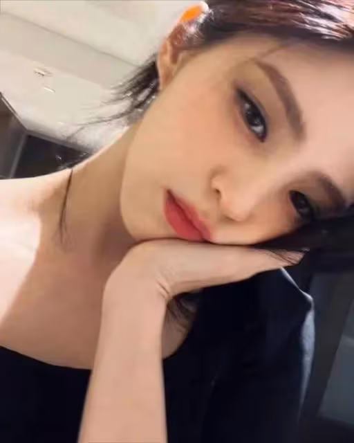 又一個女孩在暗中求救?她詭異的畫風到底預示著什麼?