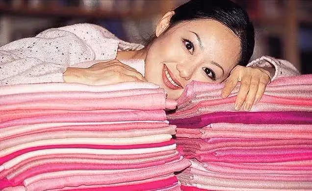 因奢侈消費,夫家無力承擔,兩度失婚,36歲獨扛9億巨債,被批「拜金」的章小蕙,活出了自己的精彩
