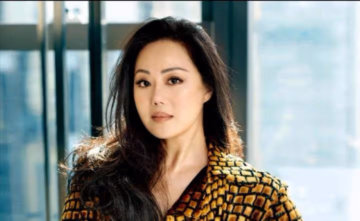 因奢侈消費,夫家無力承擔,兩度失婚,36歲獨扛9億巨債,被批「拜金」的章小蕙,活出了自己的精彩