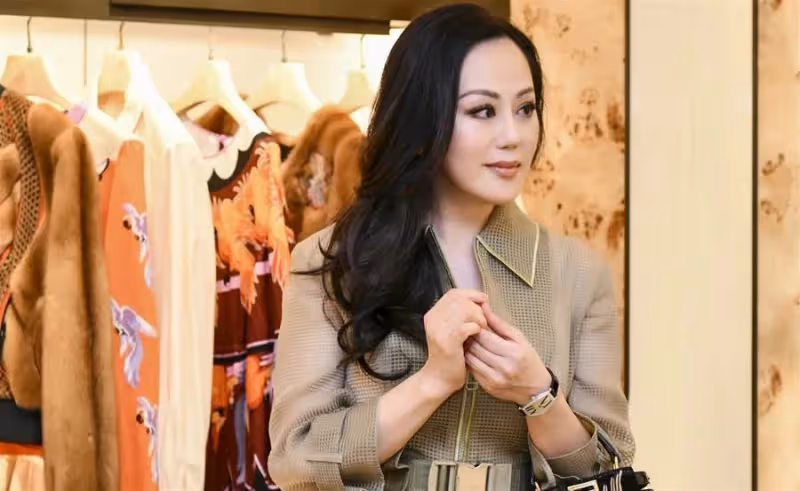 因奢侈消費,夫家無力承擔,兩度失婚,36歲獨扛9億巨債,被批「拜金」的章小蕙,活出了自己的精彩
