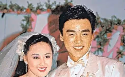 因奢侈消費,夫家無力承擔,兩度失婚,36歲獨扛9億巨債,被批「拜金」的章小蕙,活出了自己的精彩