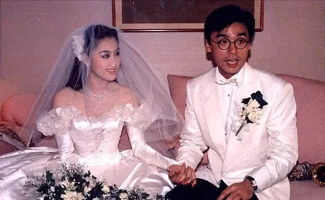 因奢侈消費,夫家無力承擔,兩度失婚,36歲獨扛9億巨債,被批「拜金」的章小蕙,活出了自己的精彩