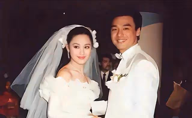 因奢侈消費,夫家無力承擔,兩度失婚,36歲獨扛9億巨債,被批「拜金」的章小蕙,活出了自己的精彩