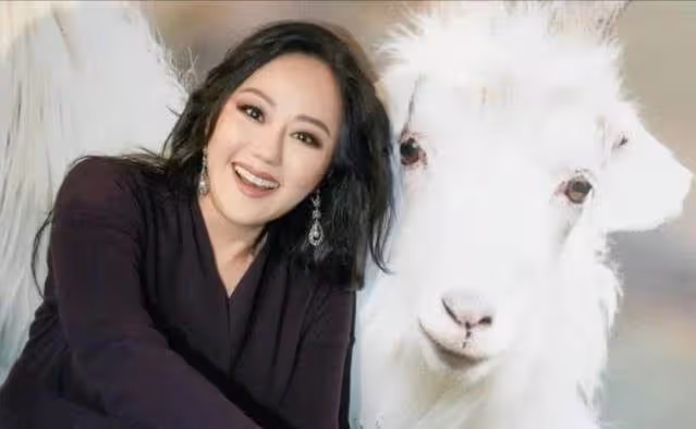 因奢侈消費,夫家無力承擔,兩度失婚,36歲獨扛9億巨債,被批「拜金」的章小蕙,活出了自己的精彩