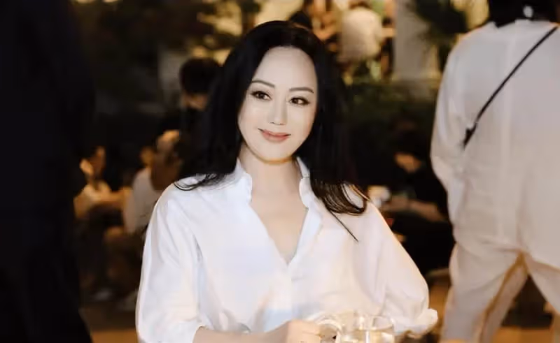 因奢侈消費,夫家無力承擔,兩度失婚,36歲獨扛9億巨債,被批「拜金」的章小蕙,活出了自己的精彩