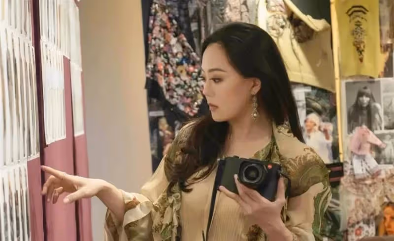 因奢侈消費,夫家無力承擔,兩度失婚,36歲獨扛9億巨債,被批「拜金」的章小蕙,活出了自己的精彩