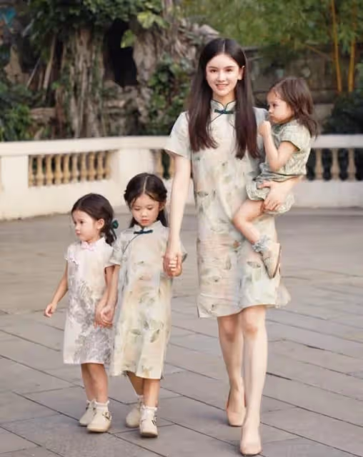 「母女四口」旗袍照走紅,女兒繼承媽媽的美貌,根本「復制黏貼」當看到爸爸顏值時,網友不淡定了