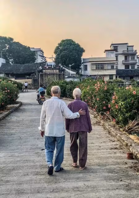 2兄弟分開贍養父母,90歲老夫妻,臨別相擁痛哭,這輩子可能見不到了,網友熱議:這是孝嗎?