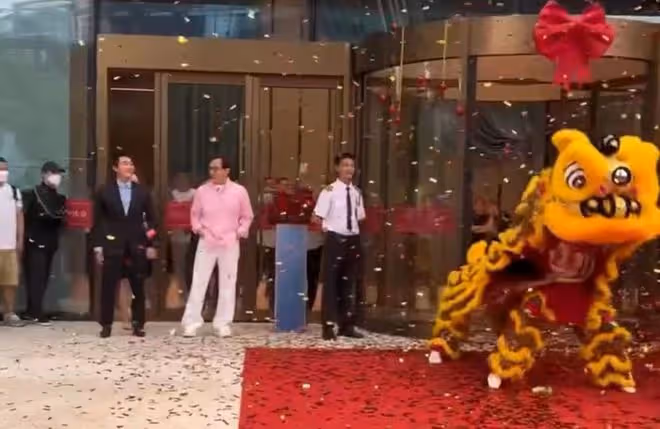 成龍定居杭州!慶喬遷新居親自下廚招待賓客,購房資格引發熱議