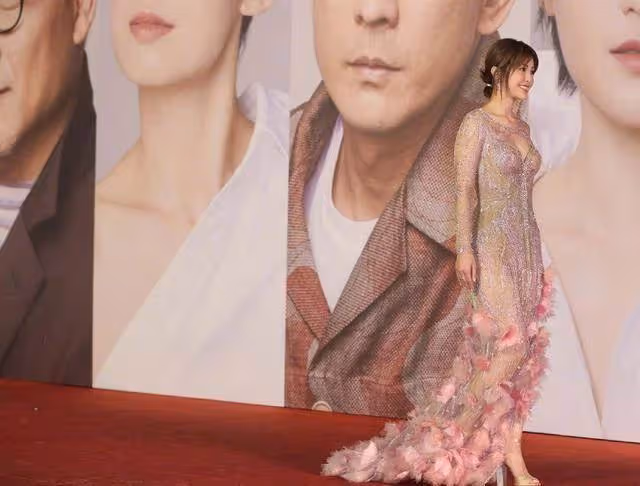 阿Sa個子不高但「比例勻稱」!微透粉長裙也能駕馭,網贊:穿得飽滿又優雅!