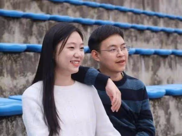帶女兒回鄉下婆家,吃飯時遲遲不見女兒,見到她後我掀翻了桌子