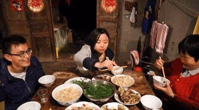 帶女兒回鄉下婆家,吃飯時遲遲不見女兒,見到她後我掀翻了桌子