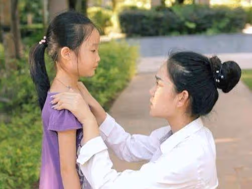 帶女兒回鄉下婆家,吃飯時遲遲不見女兒,見到她後我掀翻了桌子