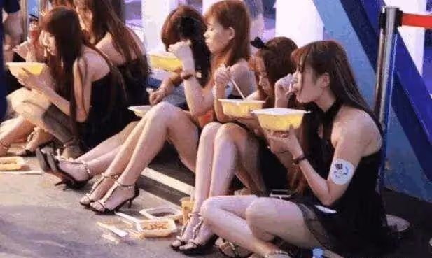 橫店女群演生存現狀堪憂，個個高顏值好身材，一天90塊看了心疼