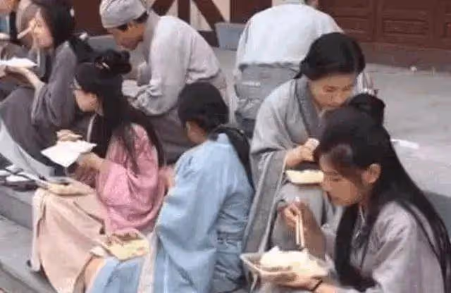 橫店女群演生存現狀堪憂,個個高顏值好身材,一天90塊看了心疼