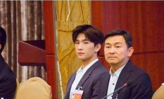 明星網民大會堂開會不許化妝,終於暴露真實顏值,楊洋讓人想不到