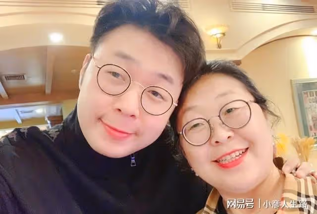 杜海濤素顏露面，瘦到脫相認不出，網友指他老得像身旁親媽同齡人