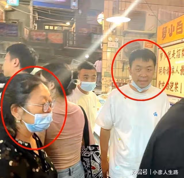 杜海濤素顏露面，瘦到脫相認不出，網友指他老得像身旁親媽同齡人