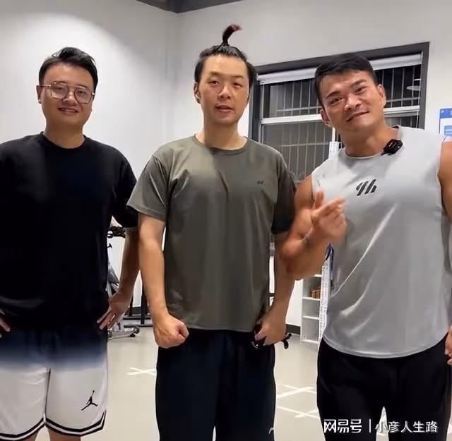 杜海濤素顏露面，瘦到脫相認不出，網友指他老得像身旁親媽同齡人