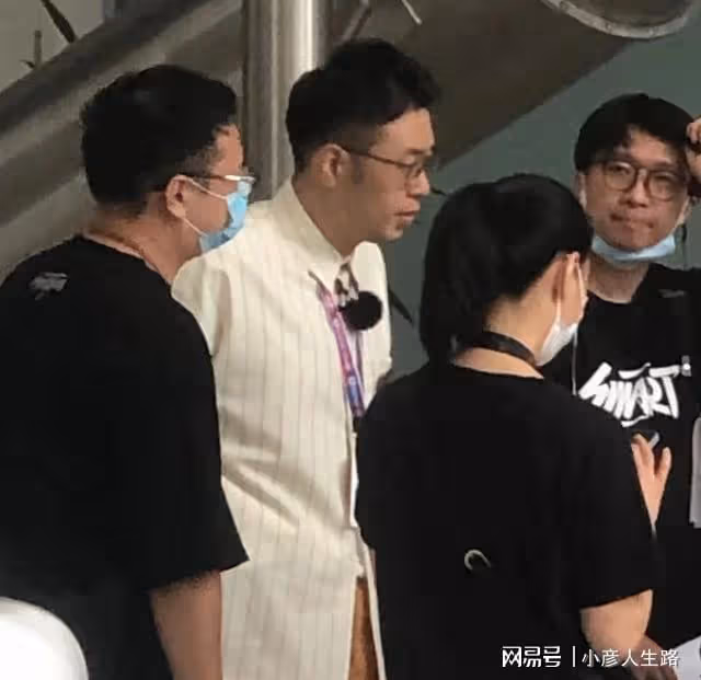 杜海濤素顏露面，瘦到脫相認不出，網友指他老得像身旁親媽同齡人