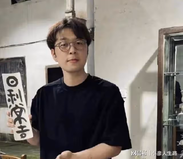 杜海濤素顏露面，瘦到脫相認不出，網友指他老得像身旁親媽同齡人