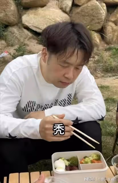 杜海濤素顏露面，瘦到脫相認不出，網友指他老得像身旁親媽同齡人