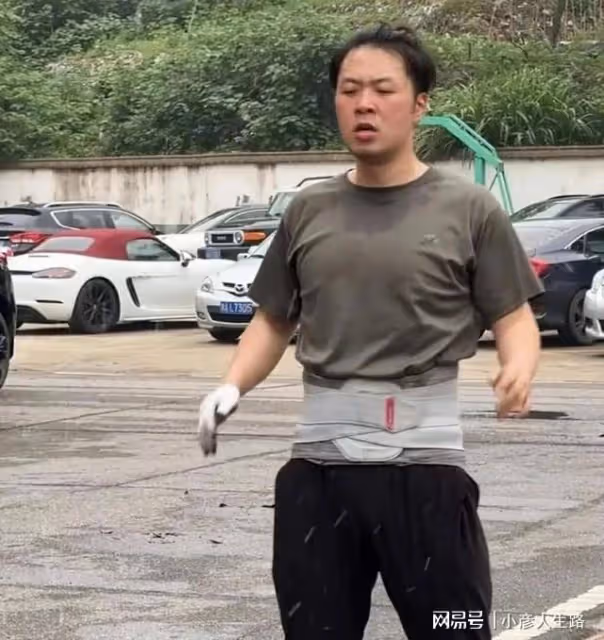 杜海濤素顏露面，瘦到脫相認不出，網友指他老得像身旁親媽同齡人